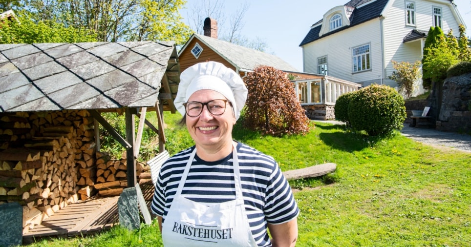 Mariann Kvarme utenfor bakeriet