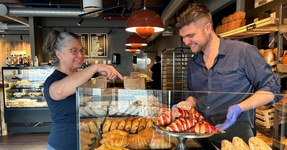 Kunde handler i bakeri