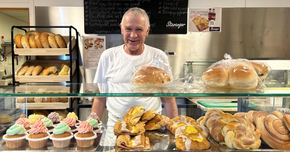 Per Arvid Aartun bak disken i bakeriutsalget på Stavanger Conditori.